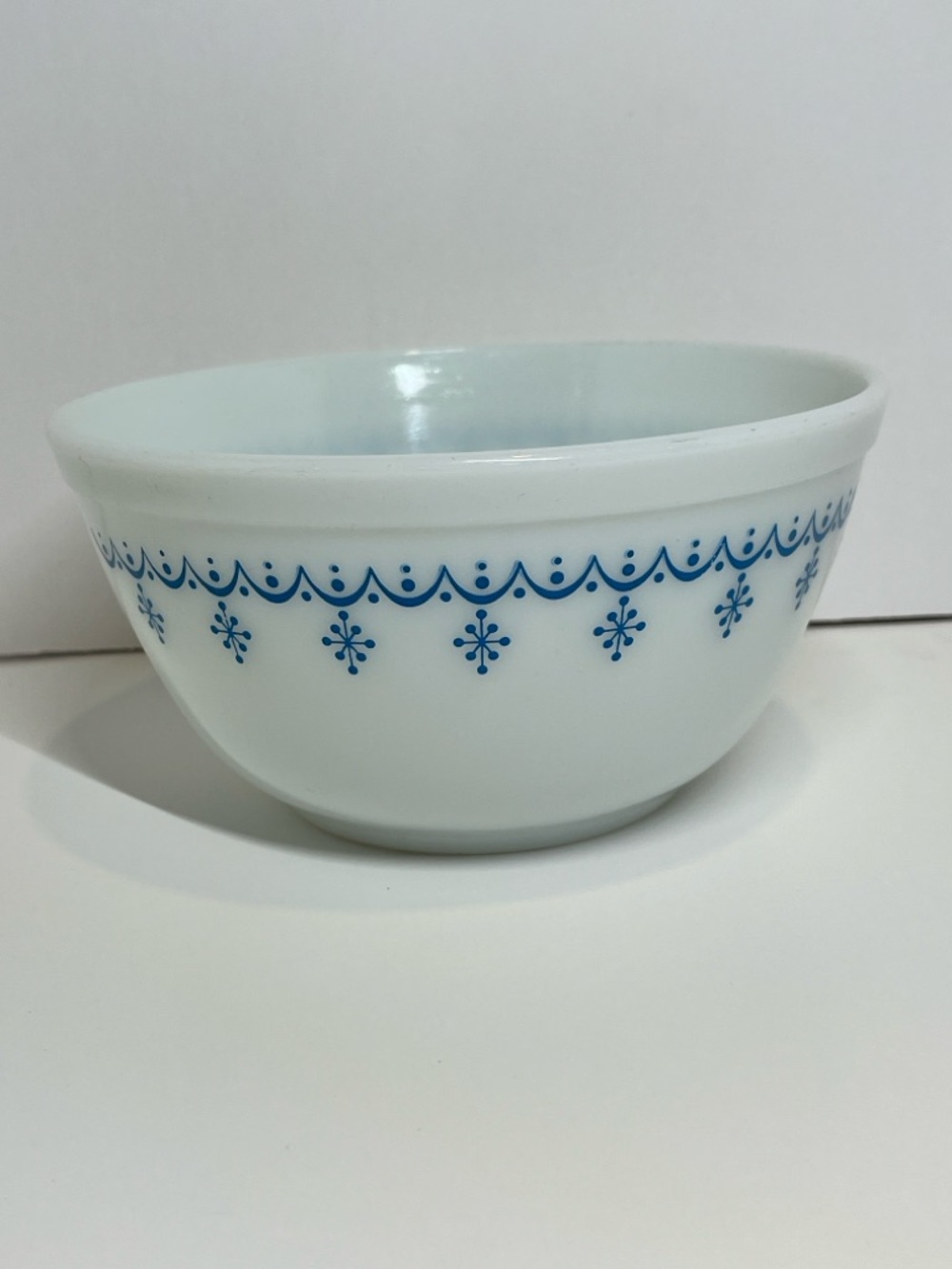Vintage Pyrex 1 1/2 Qt Blue Snowflake Garland White Mixing Bowl #402 MCM 70s